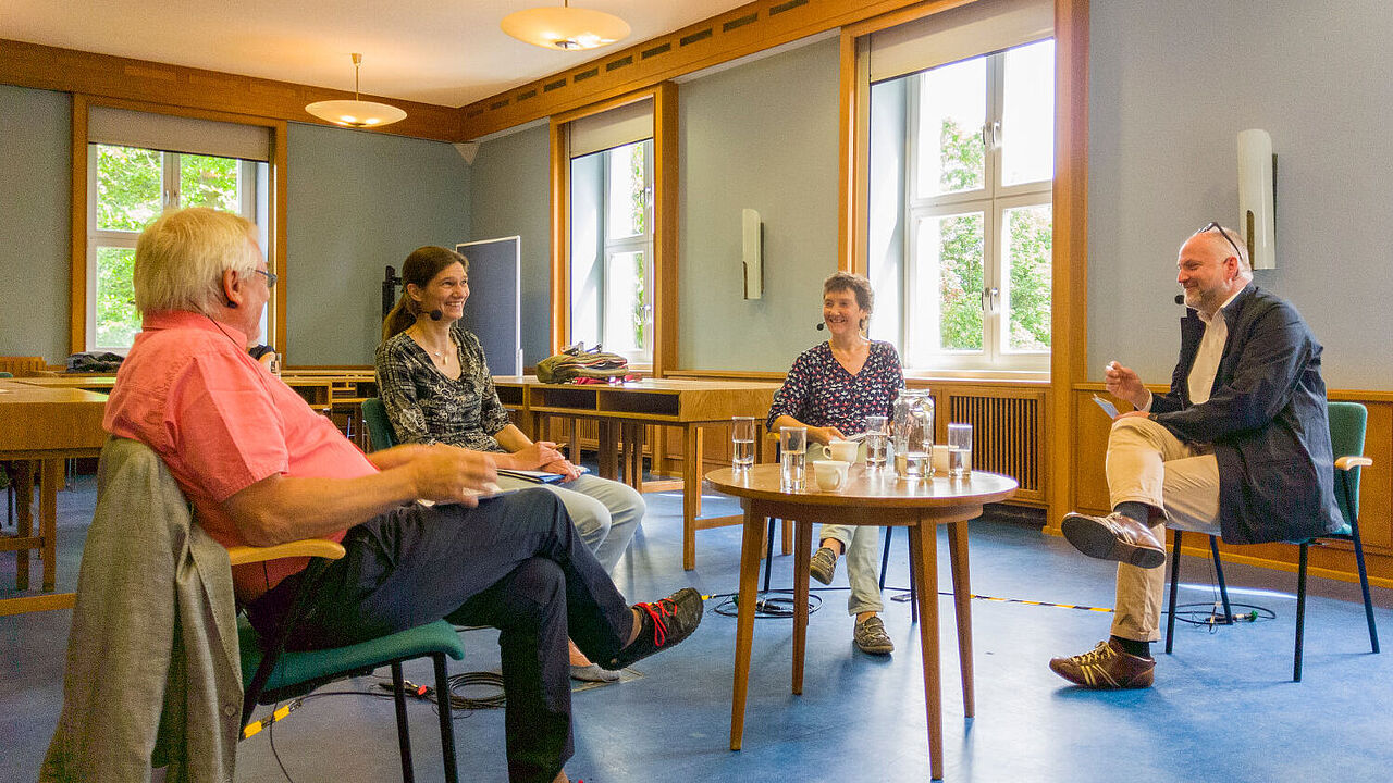 Von links nach rechts: Thomas Prinzler, Moderator des Inforadio des rbb, Prof. Sonja Jähnig (IGB), Dipl.-Ing. Regina Gnirss (Berliner Wasserbetriebe) und Prof. Jochen Rabe (Kompetenzzentrum Wasser)