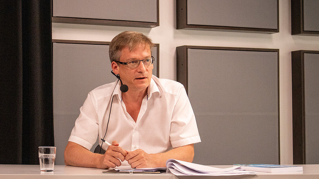 Prof. Dr. Henning Breuer bei der Aufnahme des Podcast im Studio der HMWK Berlin | Foto: LNDW/LHLK 2020