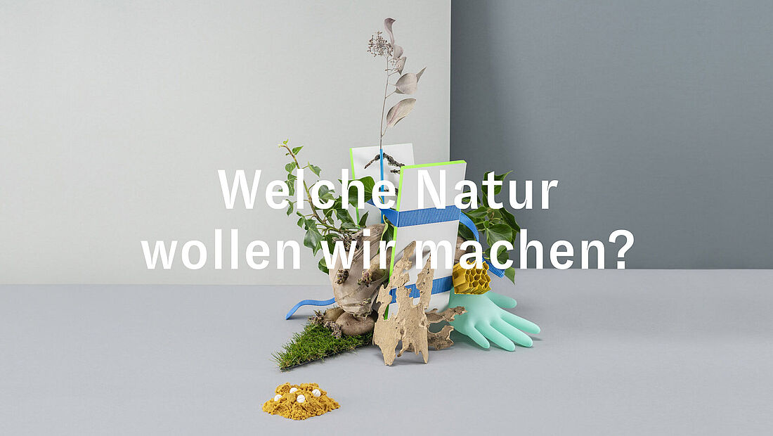 Fotocollage mit Planzen und verschiedenen Gegenständen, die aus der Natur gewonnen wurden, dazu die Frage: "Welche Natur wollen wir machenß", Plakat zur Ausstellung "Macht Natur" im STATE Studio Berlin 