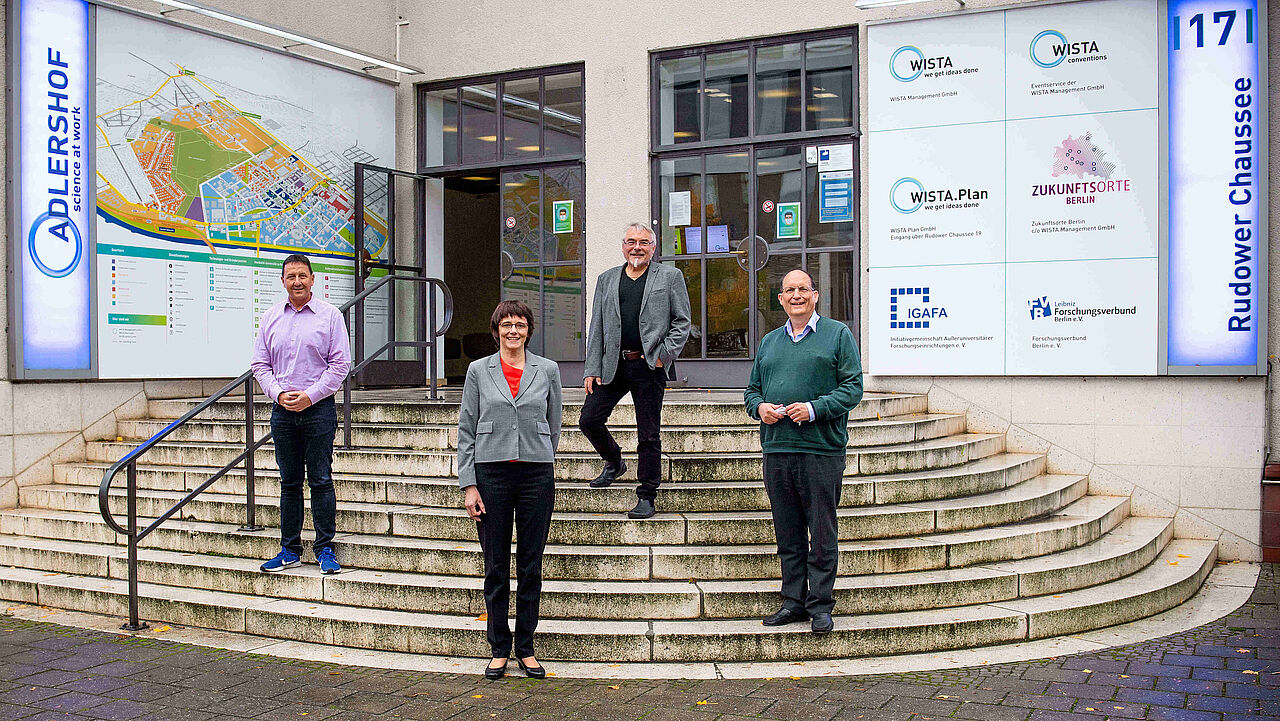 Dirk Döbler, Ulrike Woggon, Thomas Prinzler und Günther Tränkle vor dem Eingang der WISTA in Berlin-Adlershof 