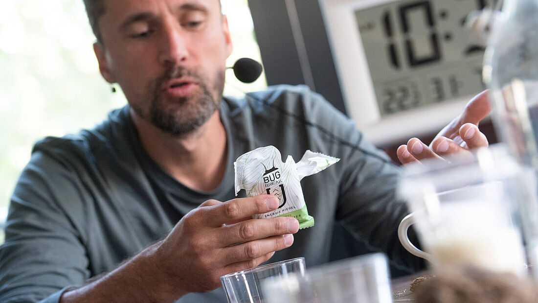 Prof. Dr. Tim Landgraf probiert einen Insektenriegel