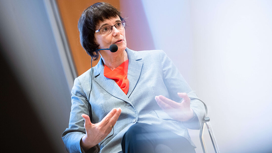 Prof. Dr. Ulrike Woggon bei der Aufnahme des LNDW-Podcasts in Berlin Adlershof