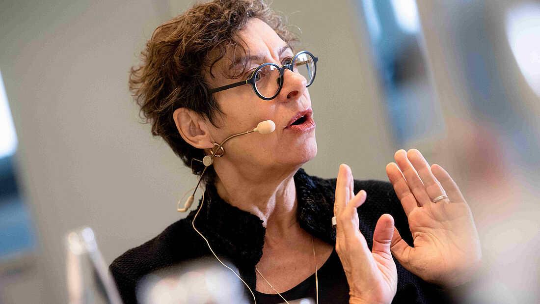 Prof. Dr. Jeannette Hofmann im Gespräch bei der Aufnahme des LNDW-Podcasts im Zuse-Institut Berlin, Foto: rbb/Gundula Krause 2020