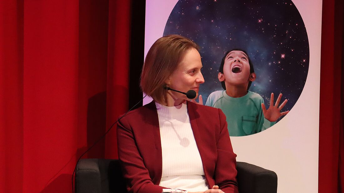 Prof. Dr. Gwendolyn Sasse, Wissenschaftliche Direktorin des Zentrum für Osteuropa- und internationale Studien (ZOiS) bei der Aufnahme des LNDW-Podcast im Zeiss Großplanetarium Berlin