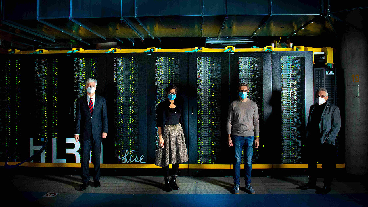 Gruppenfoto der Gäste der siebten Folge des LNDW-Podcasts zur Digitalisierung. Die Gruppe steht vor dem Supercomputer "Lise" im Zuse-Institut Berlin, von links: Prof. Uhlmann, Prof. Hofmann, Prof. Pokutta, Thomas Prinzler, Foto: rbb/Gundula Krause 2020