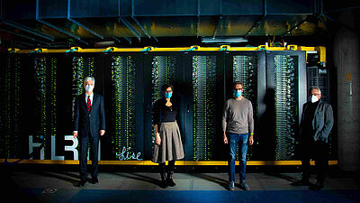 Gruppenfoto der Gäste der siebten Folge des LNDW-Podcasts zur Digitalisierung. Die Gruppe steht vor dem Supercomputer "Lise" im Zuse-Institut Berlin, von links: Prof. Uhlmann, Prof. Hofmann, Prof. Pokutta, Thomas Prinzler, Foto: rbb/Gundula Krause 2020