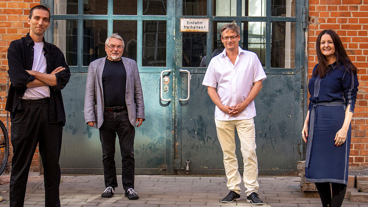Gäste und Moderator der vierten Folge des LNDW-Podcasts, von links: Jonas Liepmann, Thomas Prinzler, Prof. Dr. Henning Breuer, Prof. Dr. Rafaela Kunz - Aufnahme im Hof der HMKW vor einer Toreinfahrt mit dem Schild "Einfahrt freihalten" | Foto: LNDW/LHLK 2020