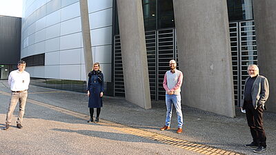 LNDW Pocast, Folge 11, von links: Prof. Dr. Bernd Rech, Prof. Dr. Melanie Jaeger-Erben, Dr. Wolfgang Haupt, Thomas Prinzler, Gruppenfoto vor dem Gebäude des Helmholtz Zentrum Berlin, Standort Adlershof. Foto: LNDW/LHLK 2021