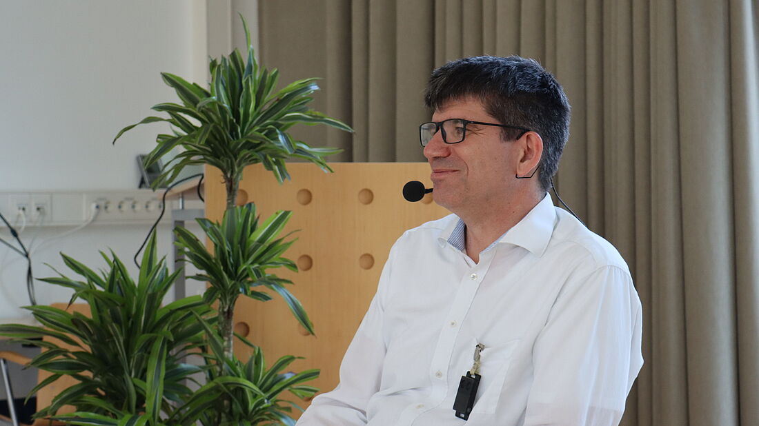 LNDW Pocast, Folge 11, von links: Prof. Dr. Bernd Rech, Prof. Dr. Melanie Jaeger-Erben, Dr. Wolfgang Haupt, Thomas Prinzler, Gruppenfoto vor dem Gebäude des Helmholtz Zentrum Berlin, Standort Adlershof. Foto: LNDW/LHLK 2021