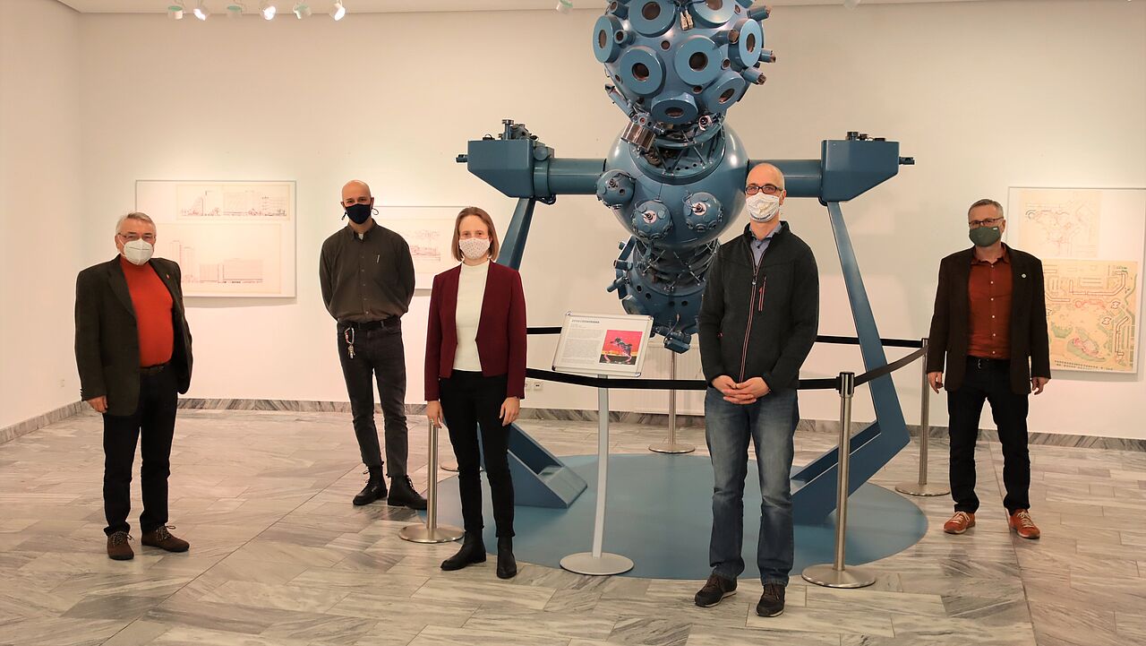 V.l.n.r.: Thomas Prinzler, Torsten Lipski, Prof. Dr. Gwendolyn Sasse, Stefan Gotthold, Josef Zens stehen in der Eingangshalle des Zeiss Großplanetarium am dort ausgestellten ersten Projektor des Planetariums- Das Foto entstand anlässlich der Aufnahme des LNDW-Podcast im Zeiss Großplanetarium Berlin.