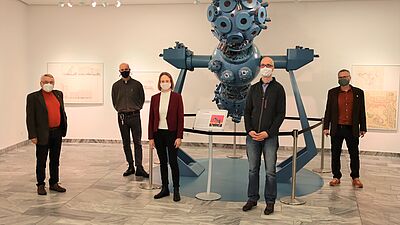V.l.n.r.: Thomas Prinzler, Torsten Lipski, Prof. Dr. Gwendolyn Sasse, Stefan Gotthold, Josef Zens stehen in der Eingangshalle des Zeiss Großplanetarium am dort ausgestellten ersten Projektor des Planetariums- Das Foto entstand anlässlich der Aufnahme des LNDW-Podcast im Zeiss Großplanetarium Berlin.