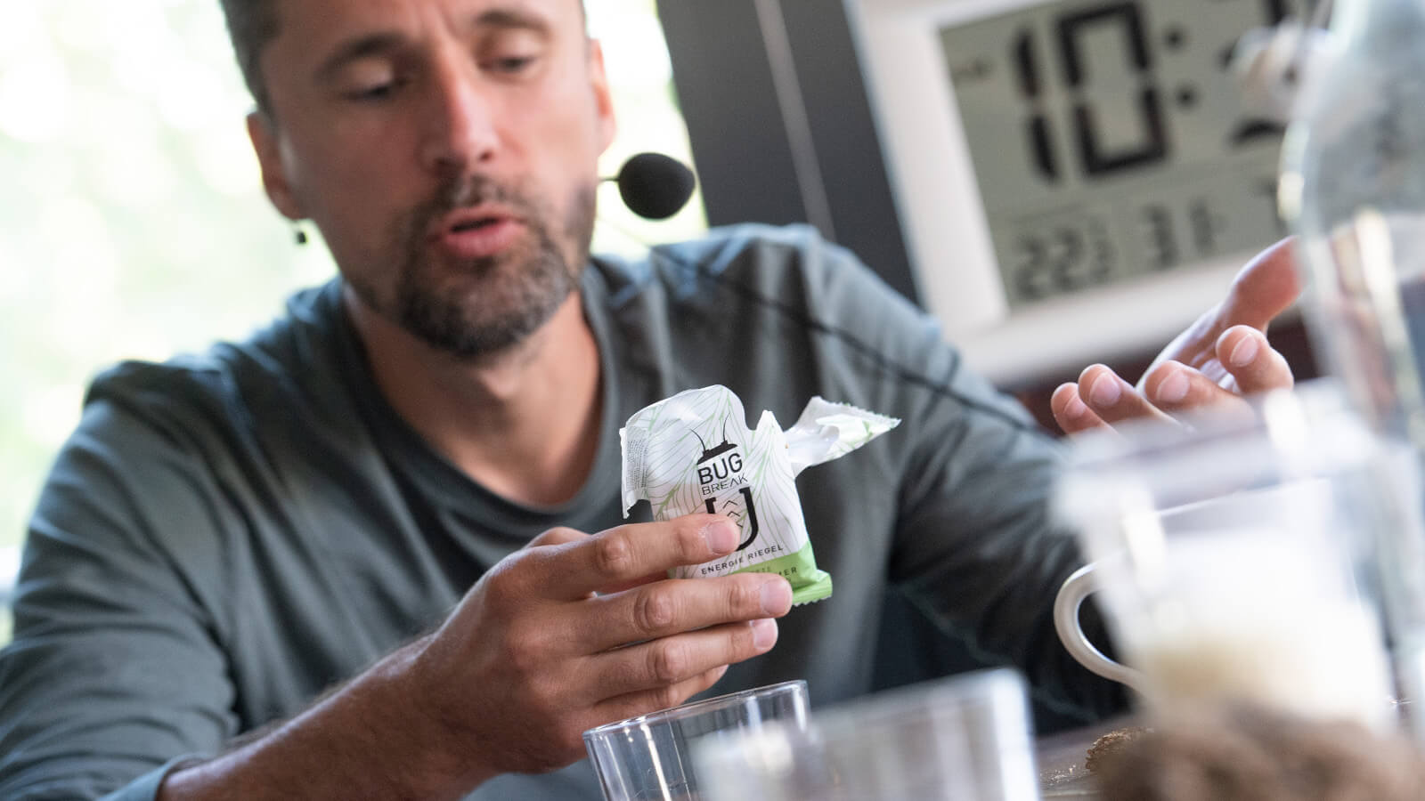 Prof. Dr. Tim Landgraf probiert einen Insektenriegel